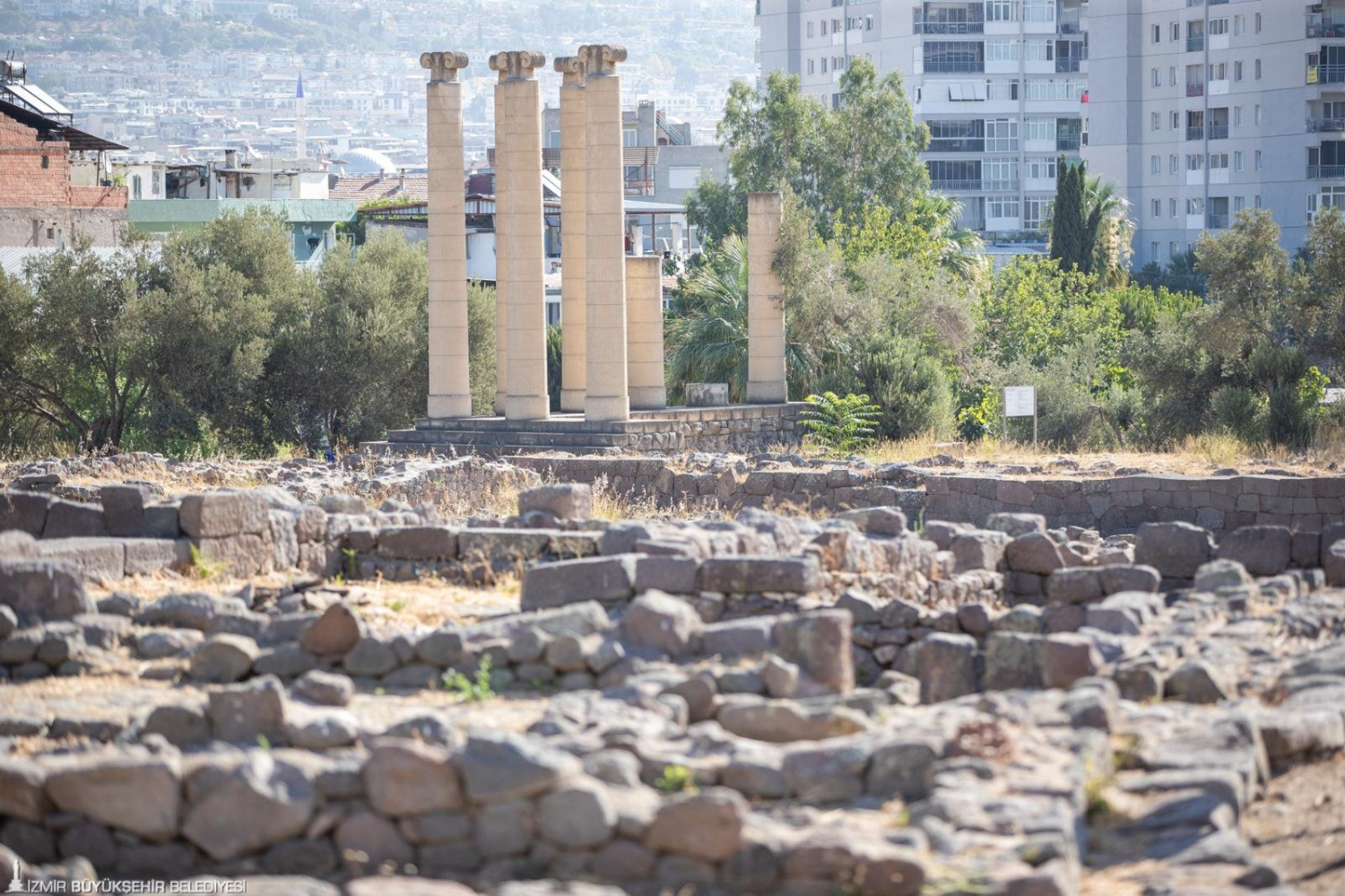 Başkan Tugay Smyrna kazılarını inceledi